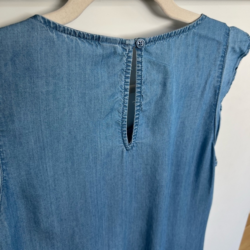 Old Navy Sleeveless Chambray Dress with Scoop Neck and Smocked Pleated Detail - Picture 6 of 8